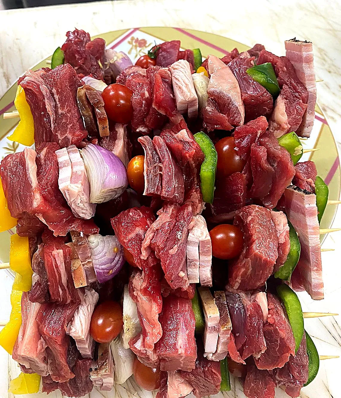 Brochettes marinées, prêtes pour le barbecue