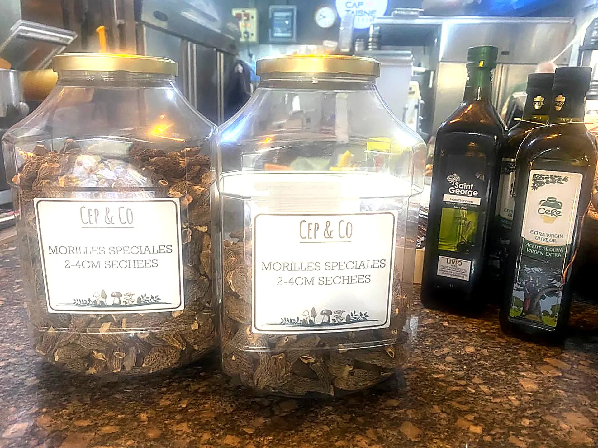 Morilles séchées et huiles d'olive de l'épicerie fine