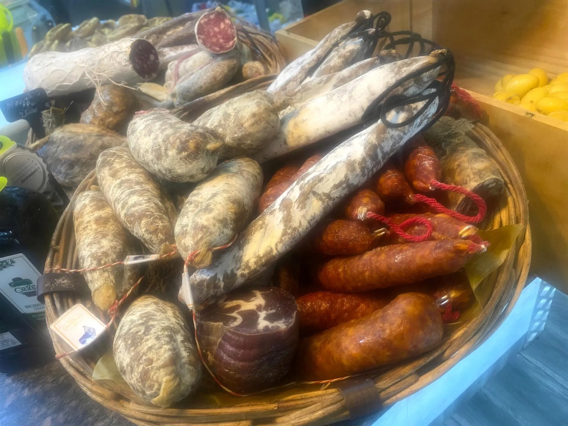 Saucissons secs et coppa au comptoir