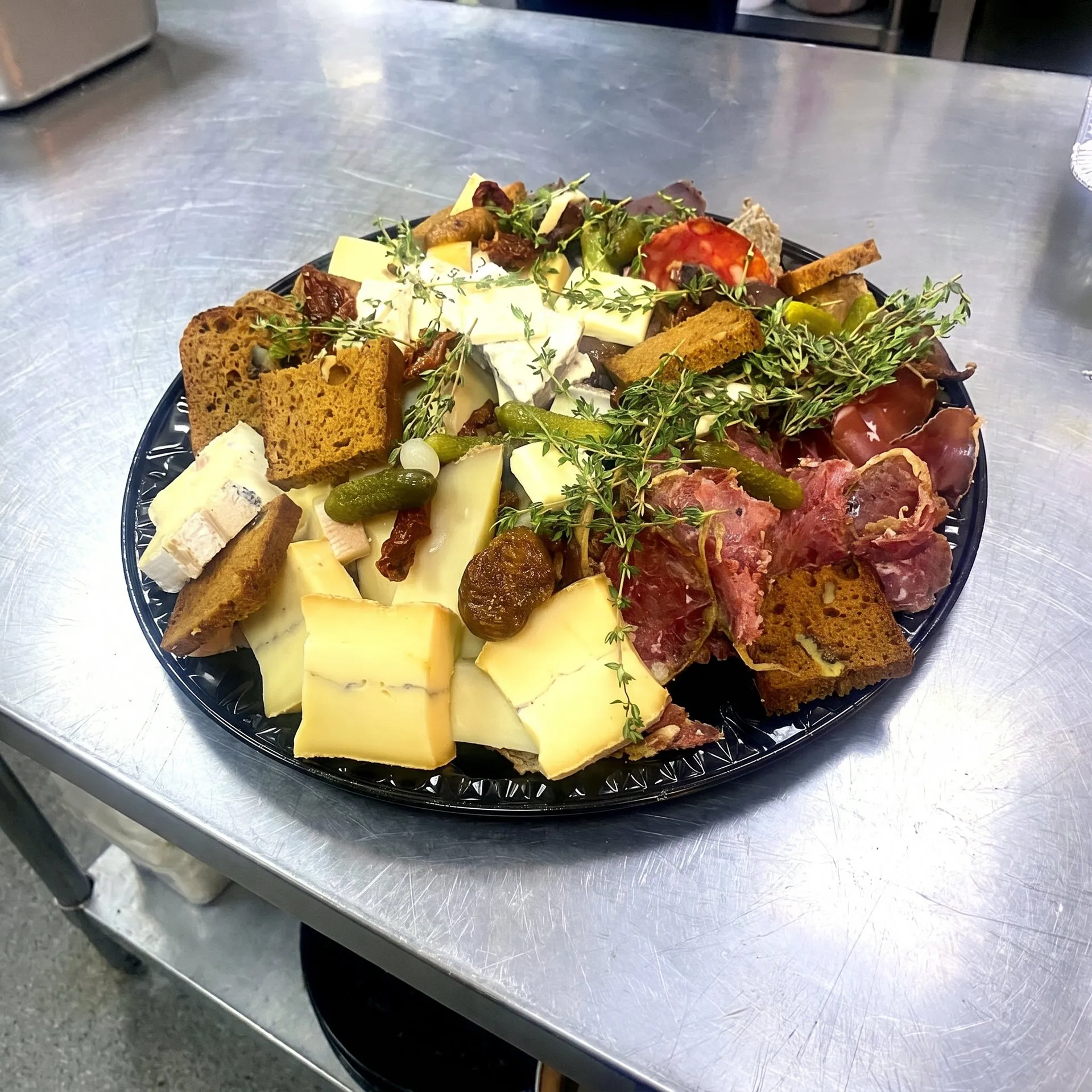 Plateau apéritif fromages et charcuterie