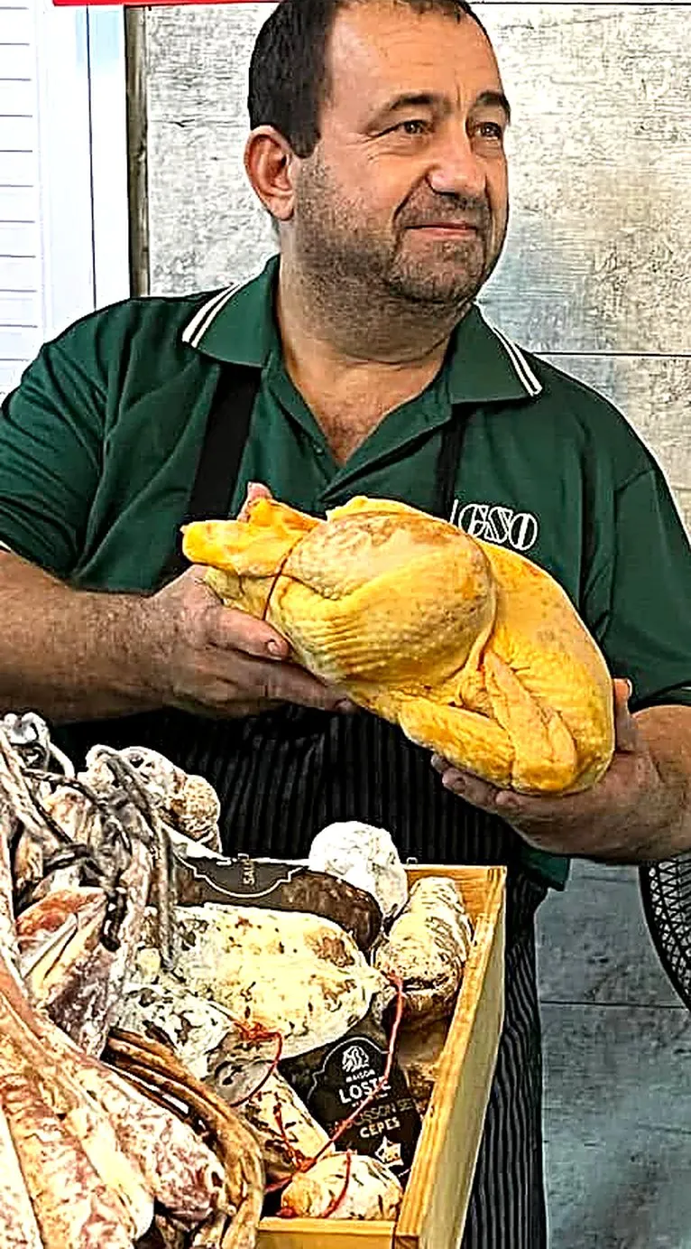 Poulet fermier jaune, présenté au comptoir