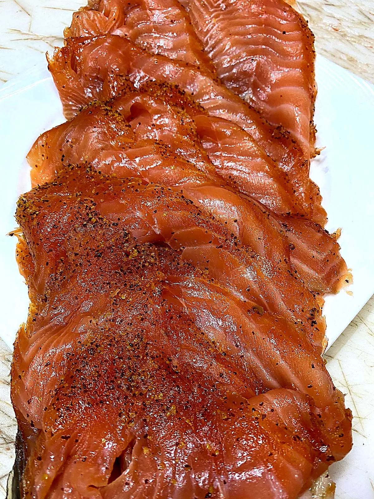 Saumon fumé au poivre, tranché main